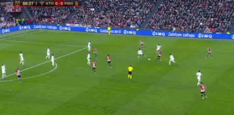 网友在梅西夜访诺坎普时偶遇他，梅西还向镜头打了招呼