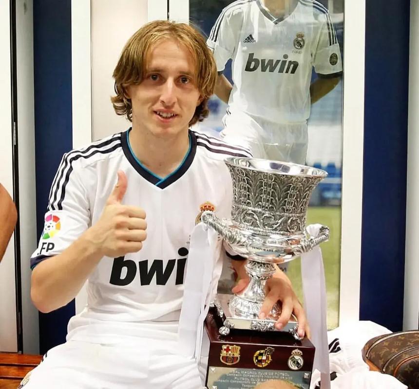 记者：拜仁考虑通过引进巴莱巴以顶替去向未明的格雷茨卡