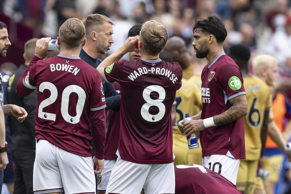 詹姆斯关键上篮助球队锁胜