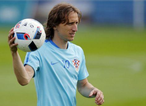 前锋单场双响，全场瞩目